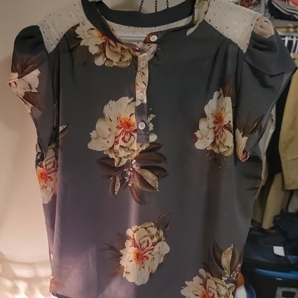 Blouse with cropped sleeves